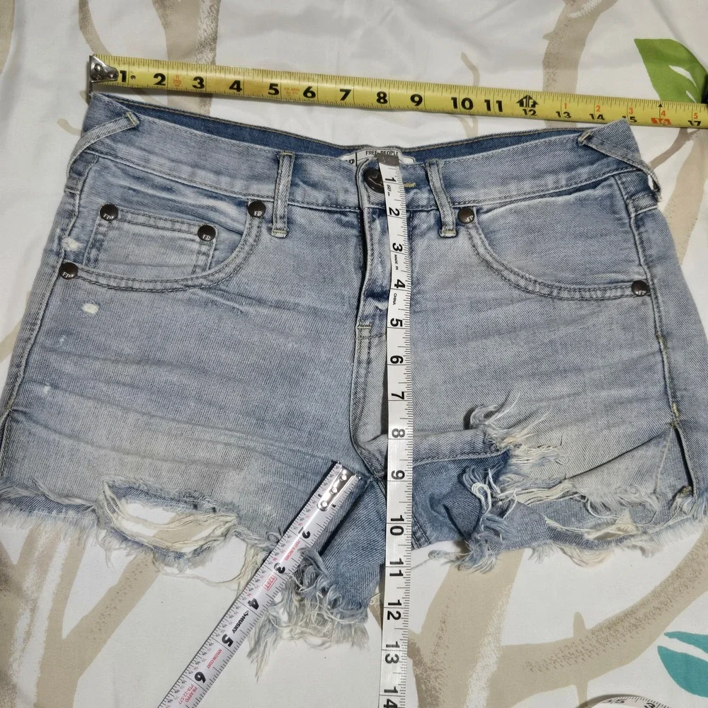 Free People Light Wash Distressed Denim Cutoff Shorts Sz 24 (tape30) Frayed Hem